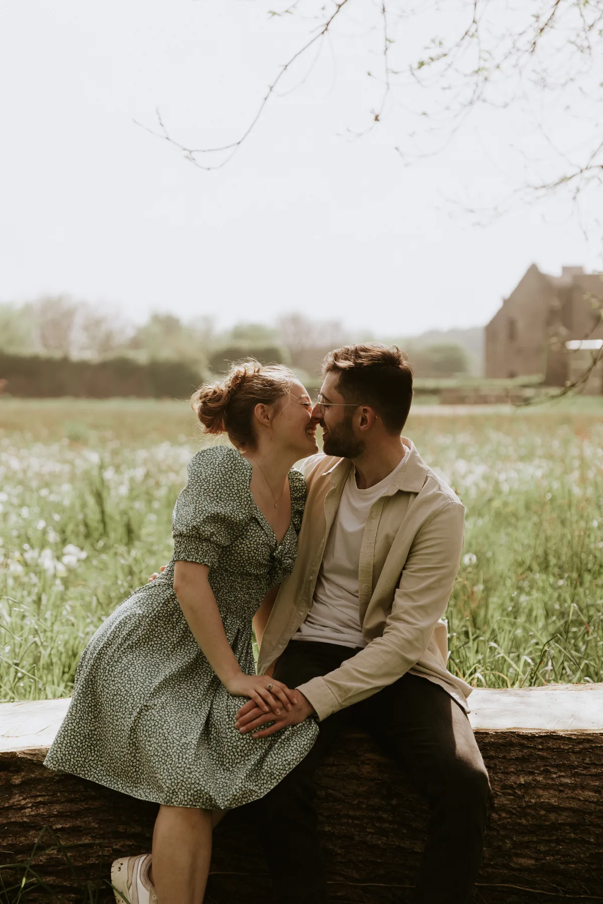 Séance couple dans un jardin fleuri – Eronarts Brest