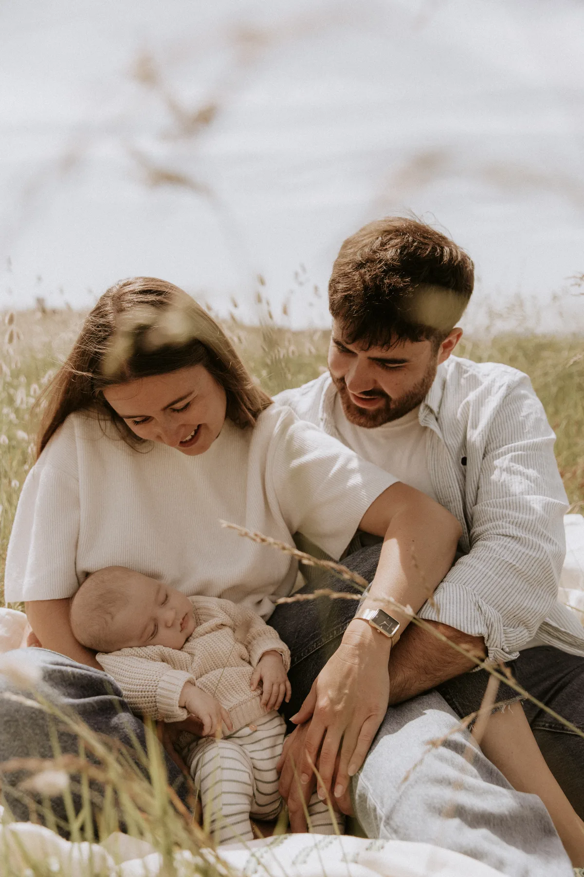 Séance photo famille avec nouveau-né en Bretagne