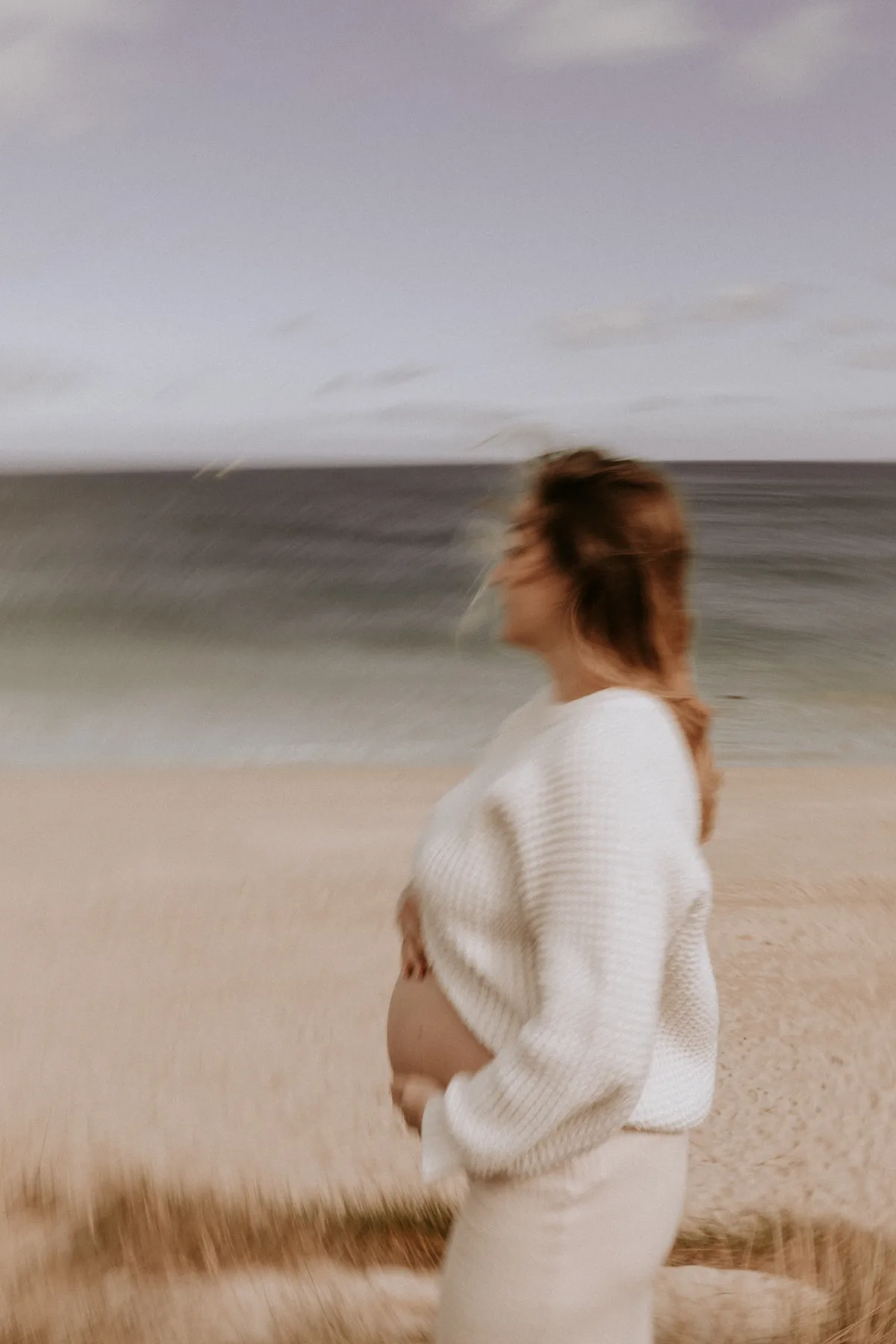 Séance photo grossesse maternité à la plage en Bretagne